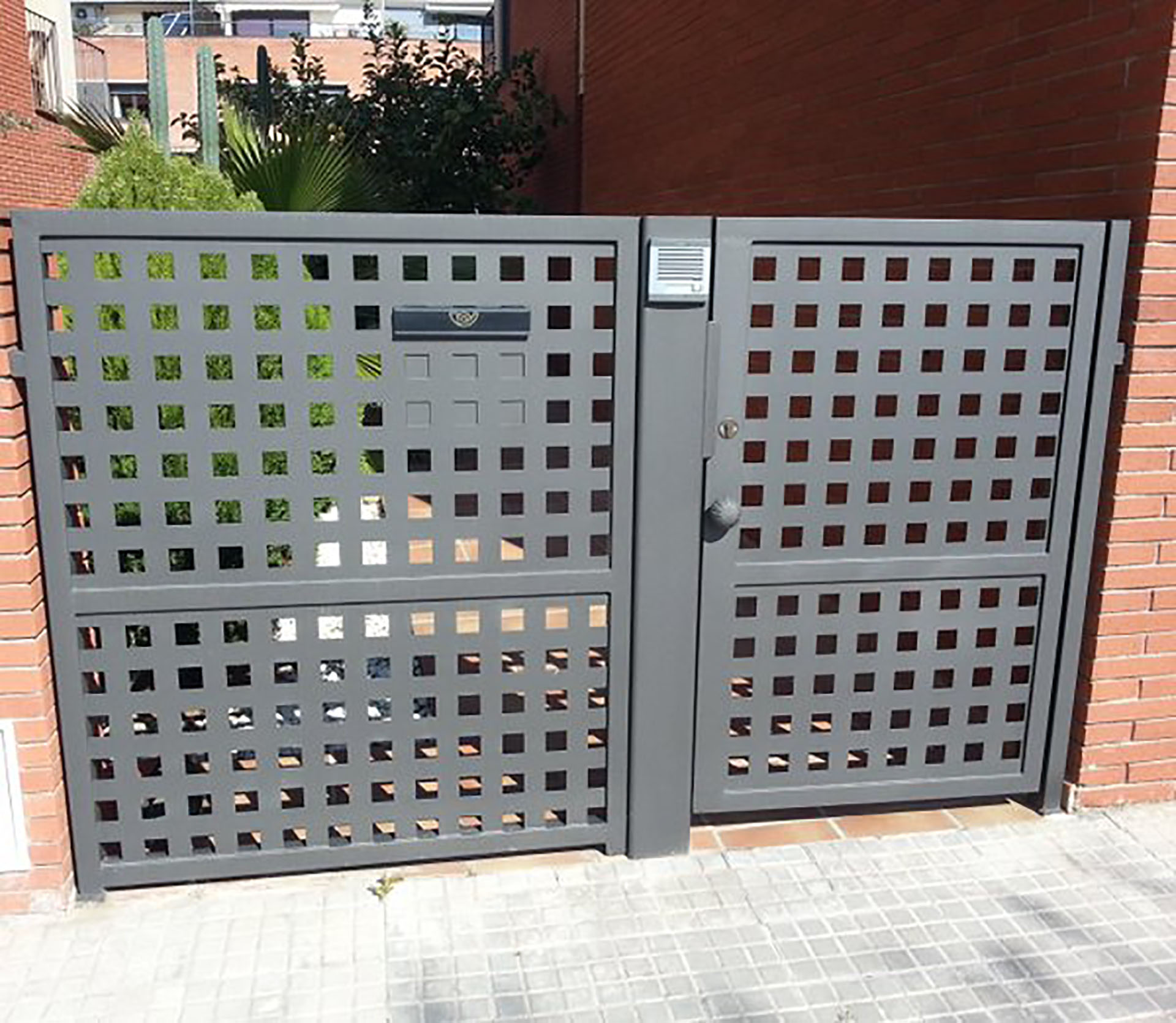 Puertas, vallas y cancelas de exterior. Aluminio soldado