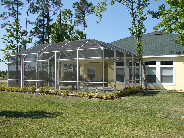 Cómo decorar tu terraza o patio con un techo de policarbonato