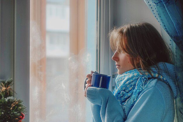 Usuaria de TikTok comparte un truco viral para aislar ventanas durante el clima frío